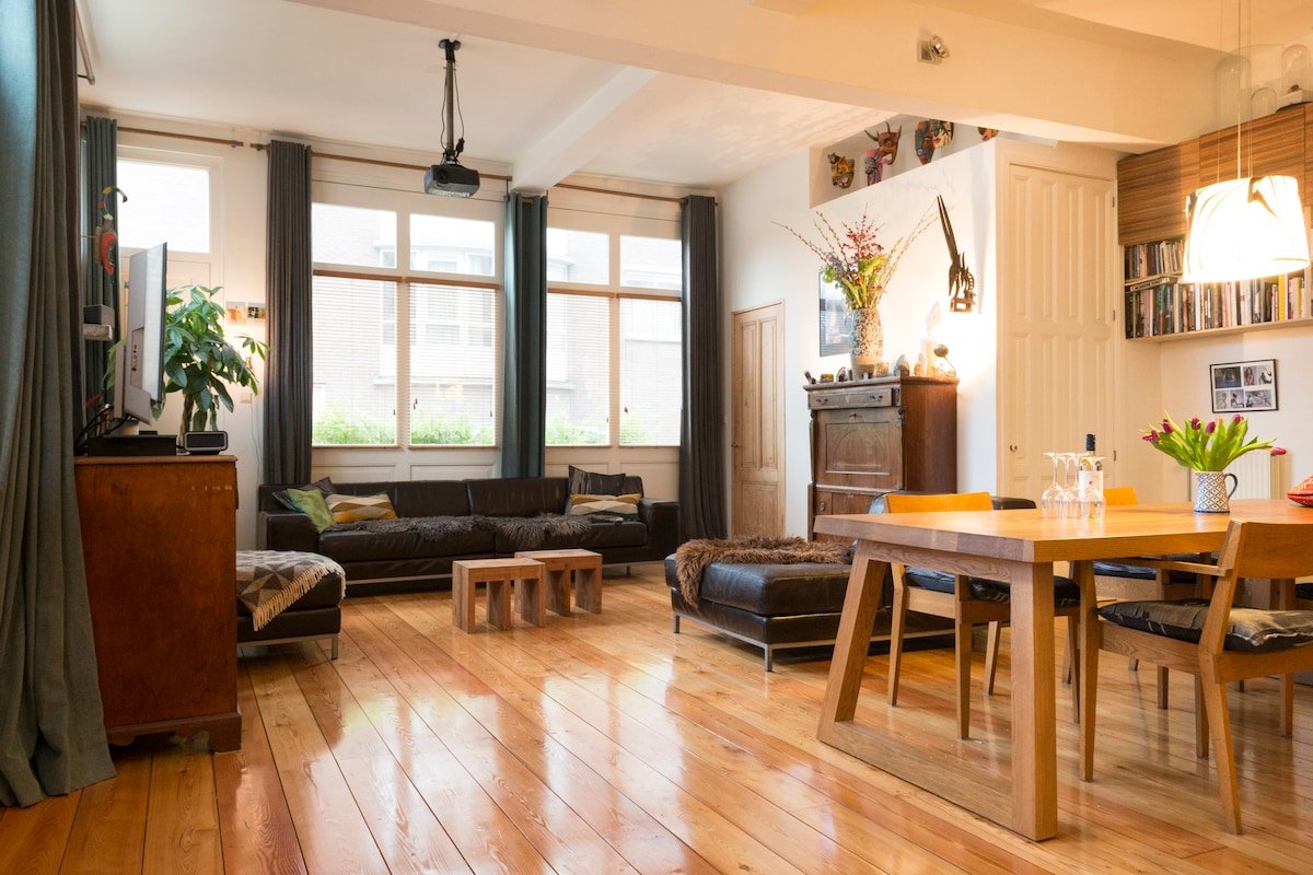 Center, 2 storey cornerhouse, 4 BR, Canalview! gallery image 2