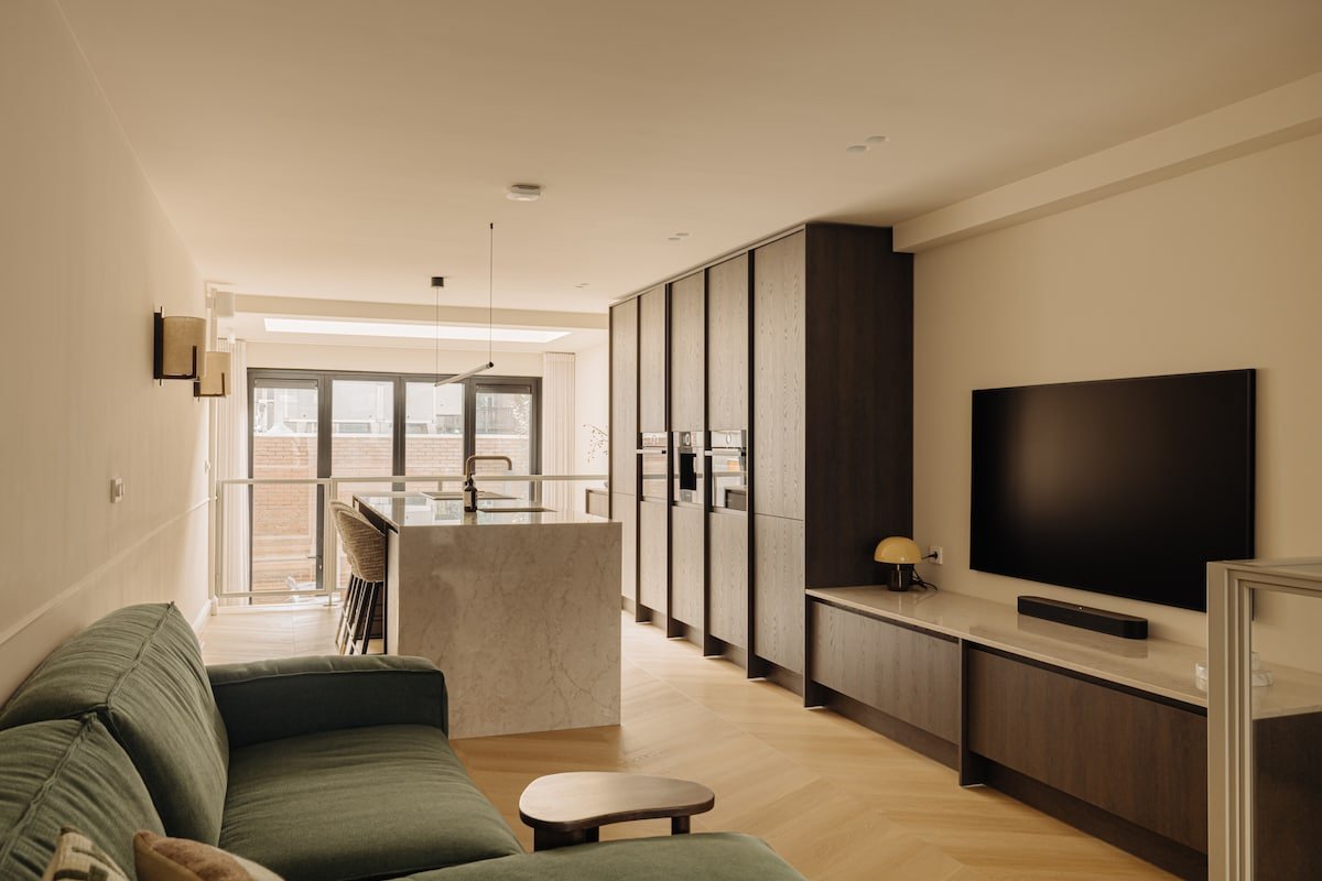 Brand new luxury apartment near Museum Square gallery image 2