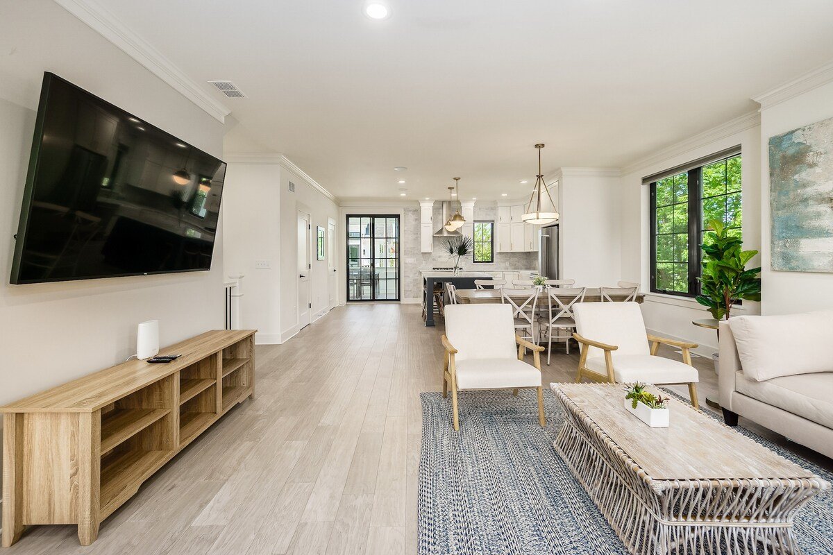 HUGE NEW LUXE HOME W/ TERRACE! BEST AIRBNB IN CBUS gallery image 5