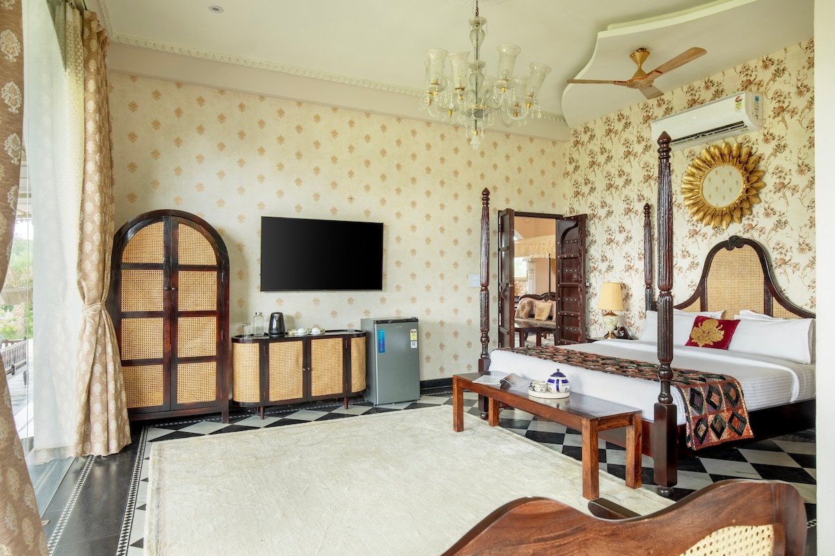 Heritage-style Mansion with a Jacuzzi and Pool gallery image 3