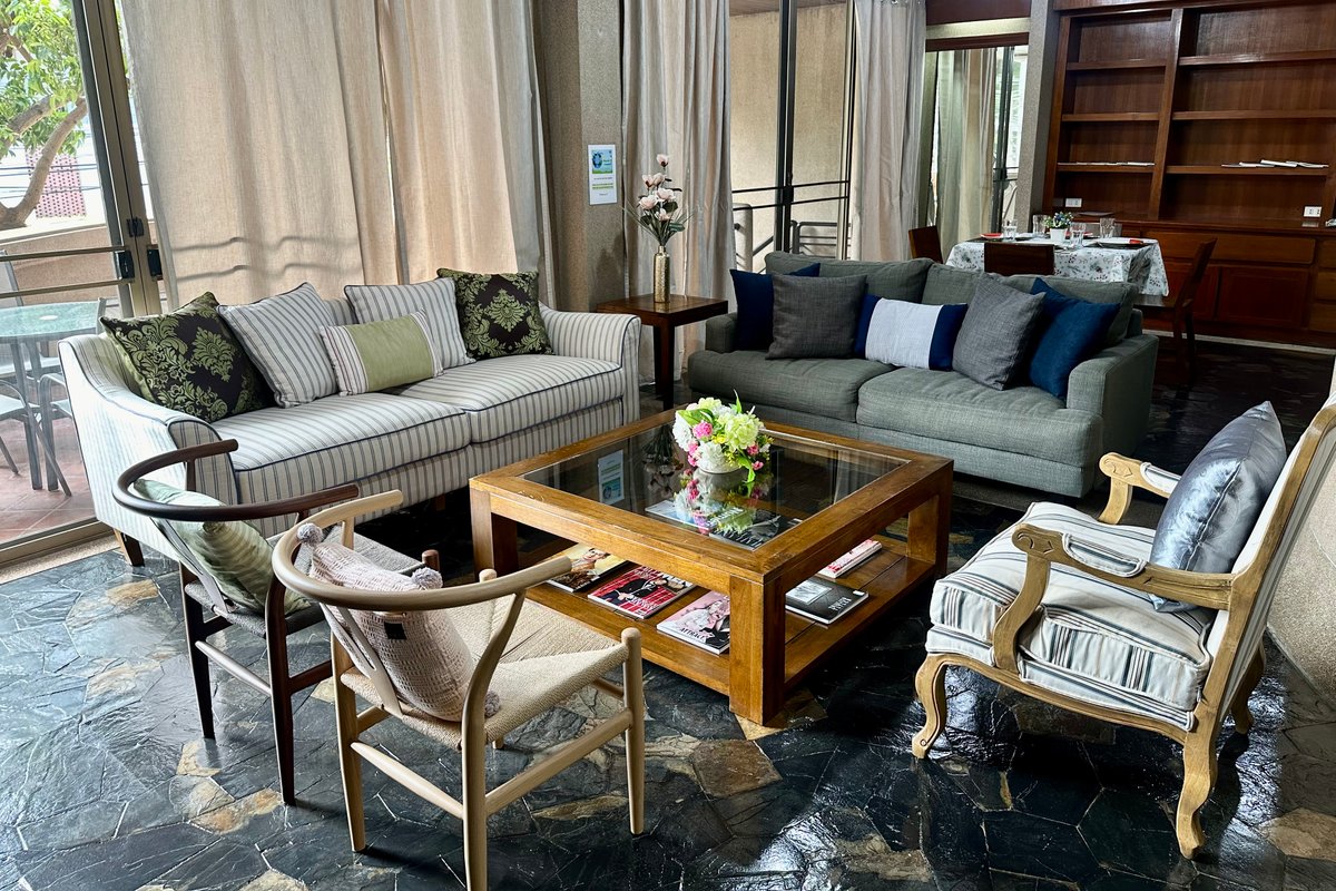 FreeAirportTransfer to Picturesque Central House