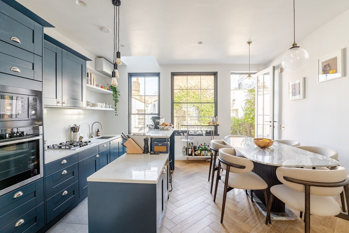 Private Patio | A/C | Notting Hill | Modern gallery image 2