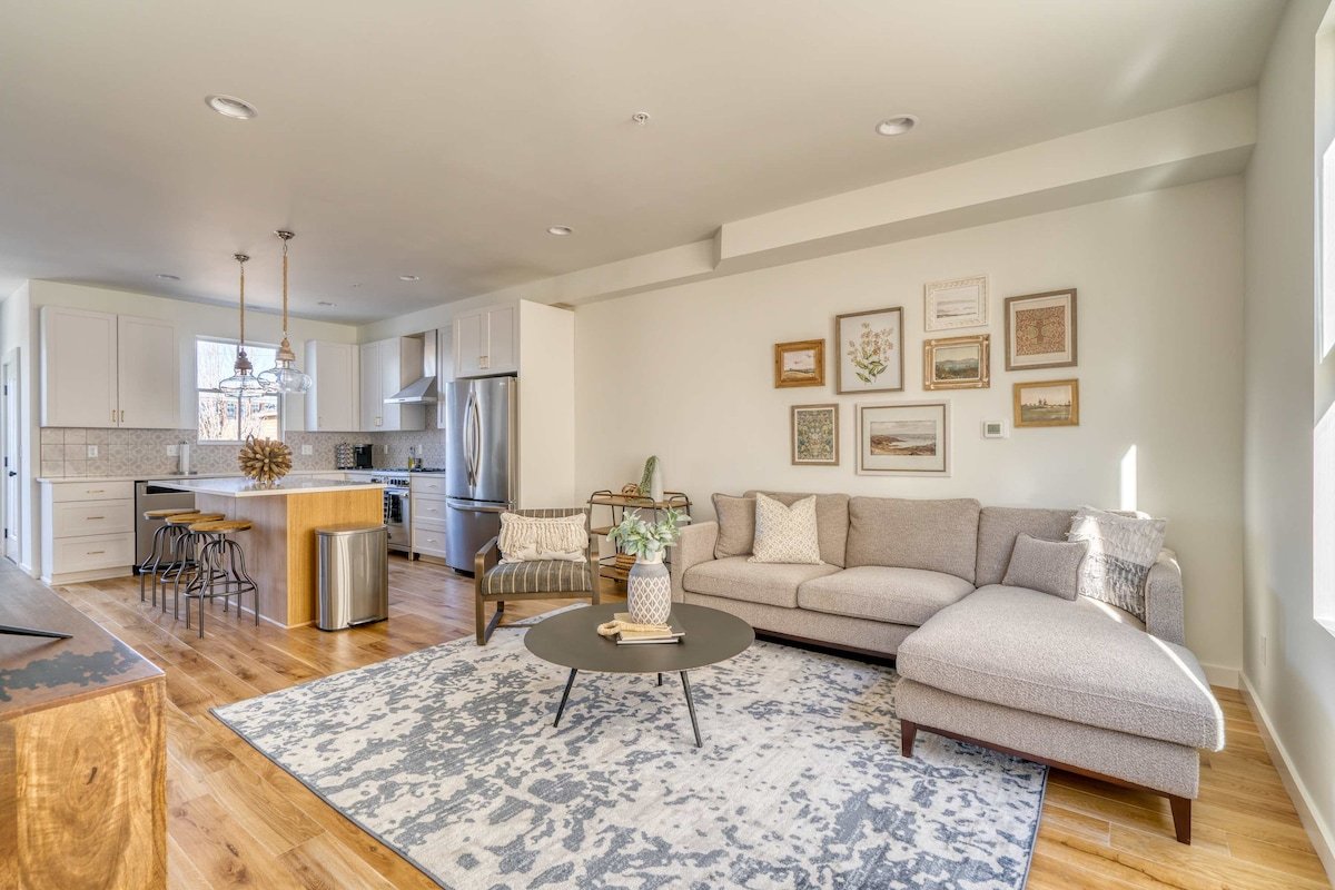 Spacious 6BR • Parking • Great for Big Groups gallery image 2