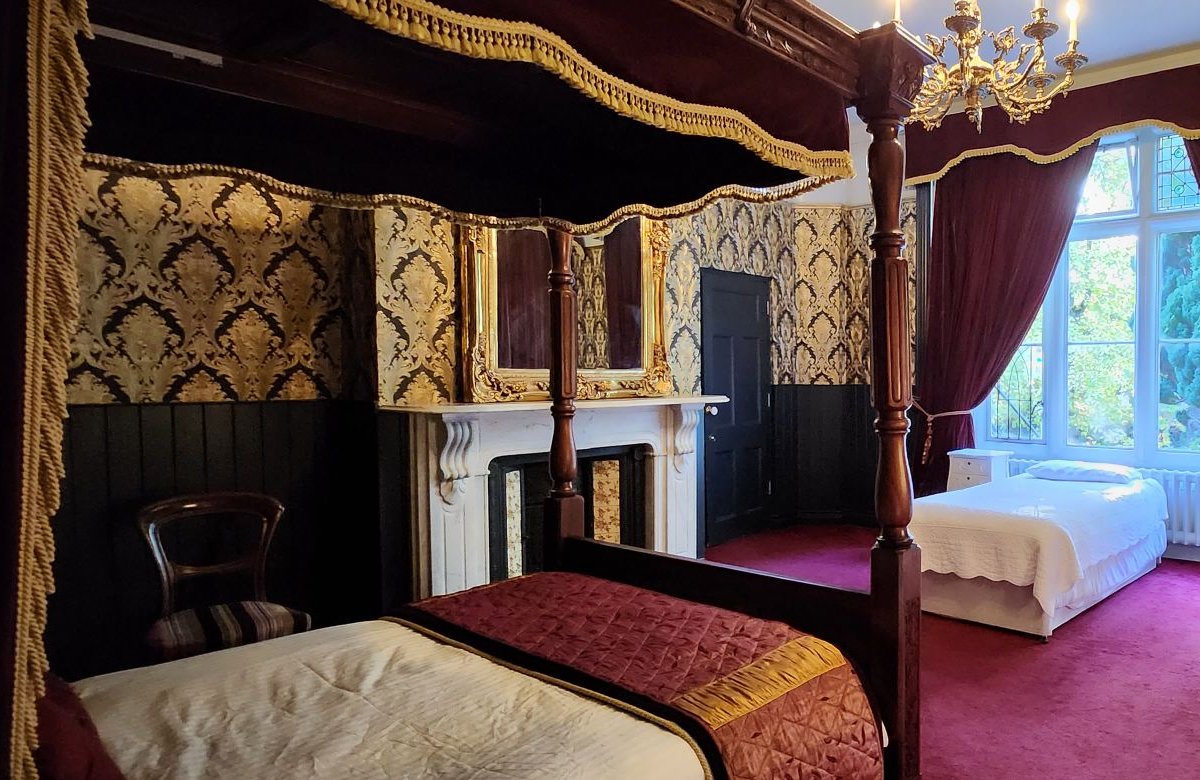 A mansion for your large group