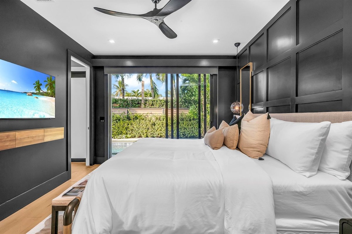 Casa Zenhaven – Designer Poolside Haven! gallery image 3