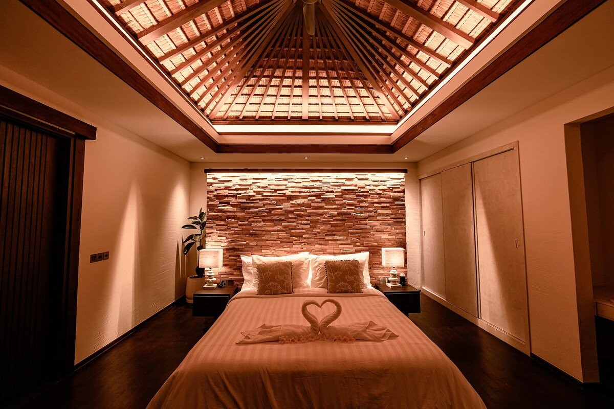 Sunset Palms Luxury Beachside Pool Villa 4BR gallery image 5