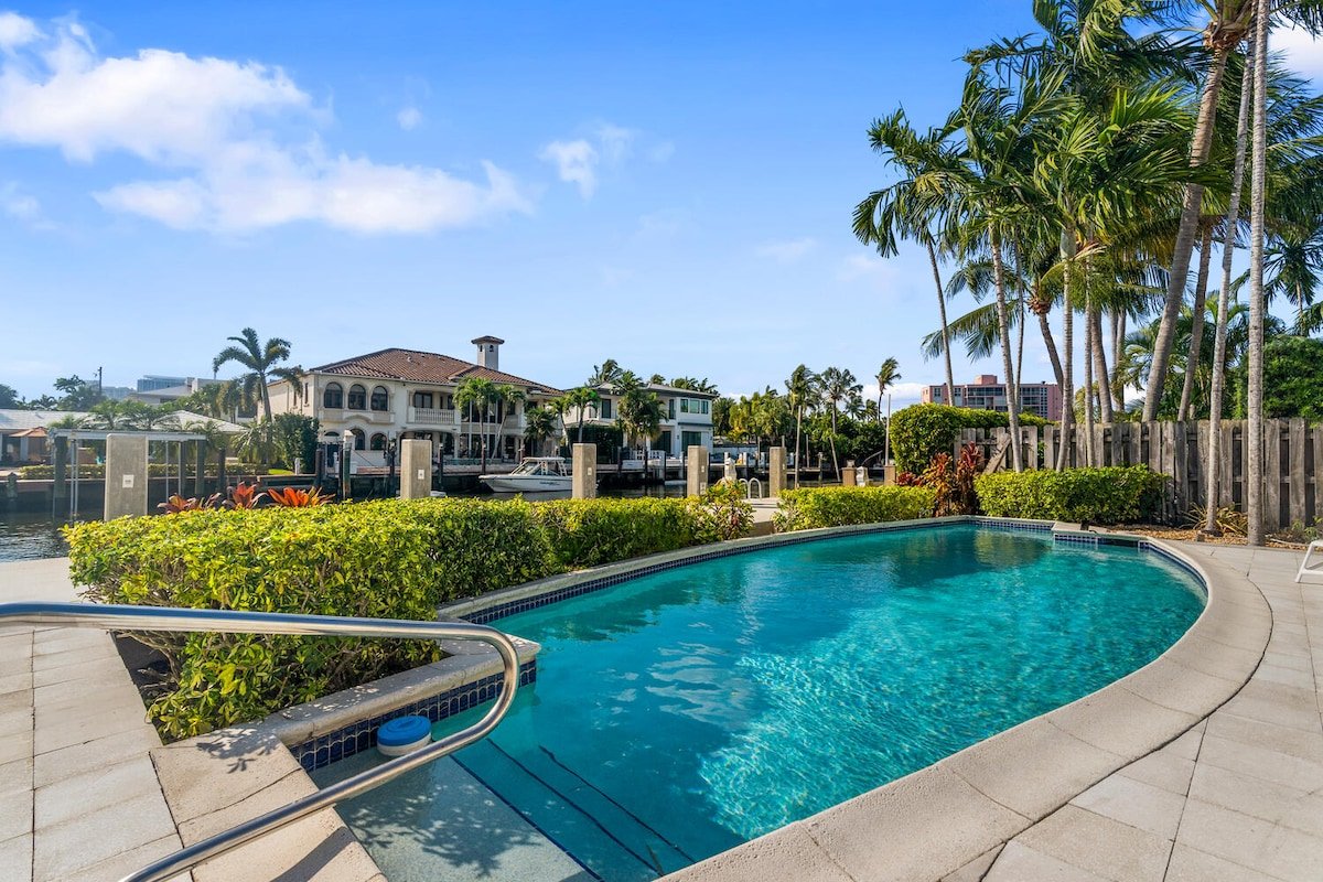 Waterfront Bontona Luxury house with pool gallery image 4