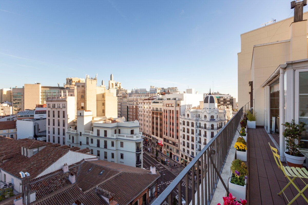 ESPECTACULAR ÁTICO CON 60M DE TERRAZA EN GRAN VIA gallery image 3