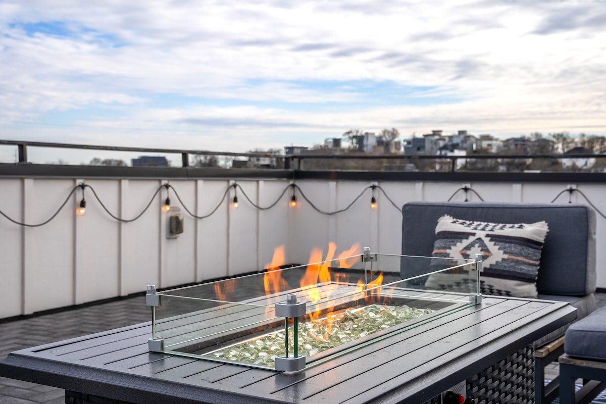 6 Beds! Music City Rooftop! Country Star Murals! gallery image 4