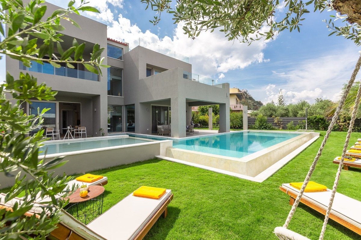 200mt to beach★Heathed Pool with Hydromassage ★BBQ gallery image 5