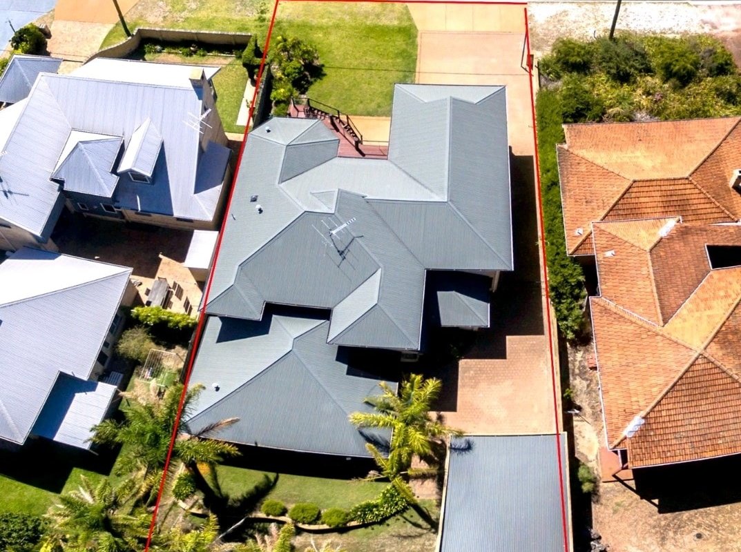 Beachfront/ 7 bedroom / 3 lounges / Walk to town gallery image 4