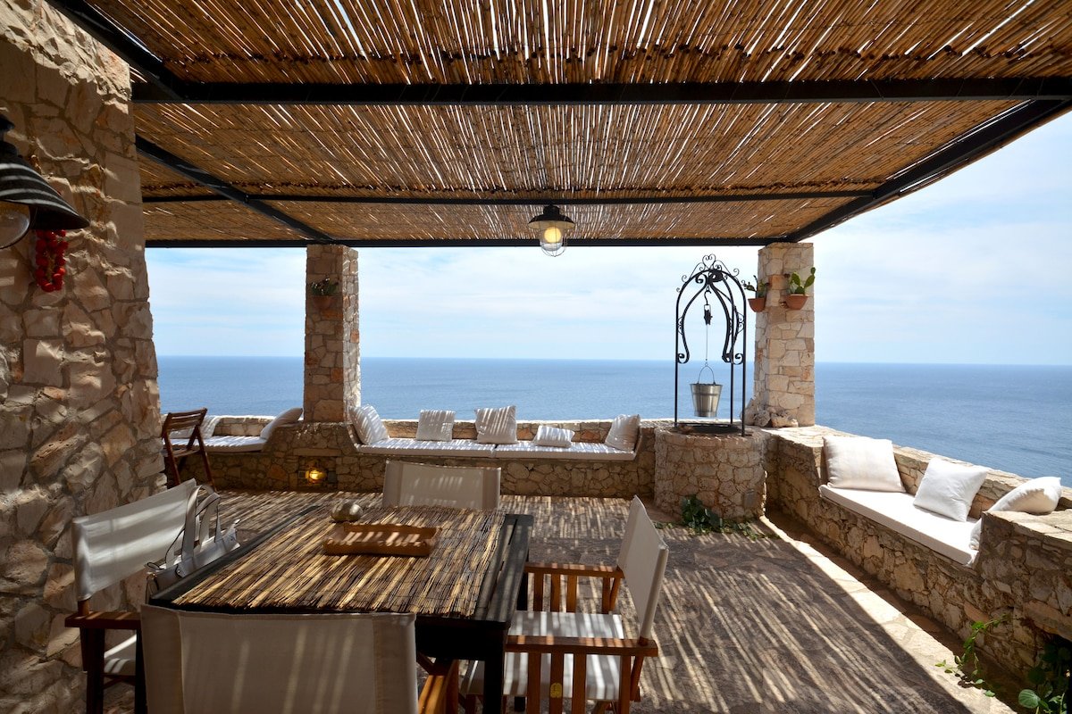 Villa with pool and panoramic sea views gallery image 3