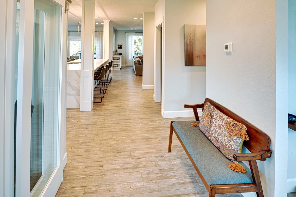 Alberta Arts Retreat with 4 bedrooms/3.5 baths gallery image 2