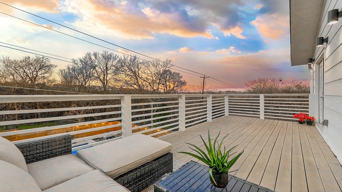 Pool, Hot Tub, BBQ Grill – Mins to Downtown ATX! gallery image 5