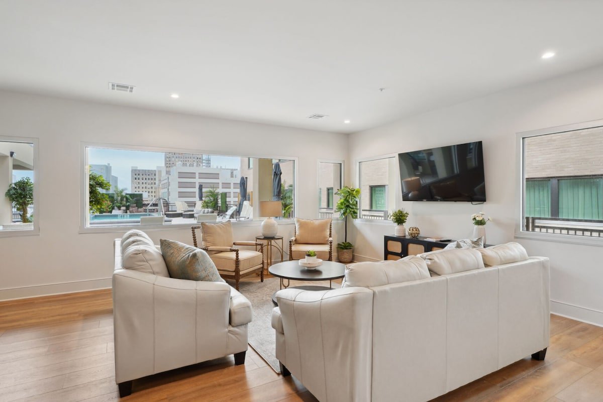 Elegant 5BD Unit, Walk to French Quarter + Pool gallery image 2