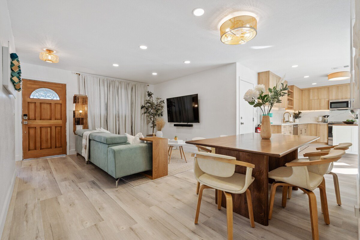 Stylish Euro Chic Retreat – Live Tastefully in SJ gallery image 3