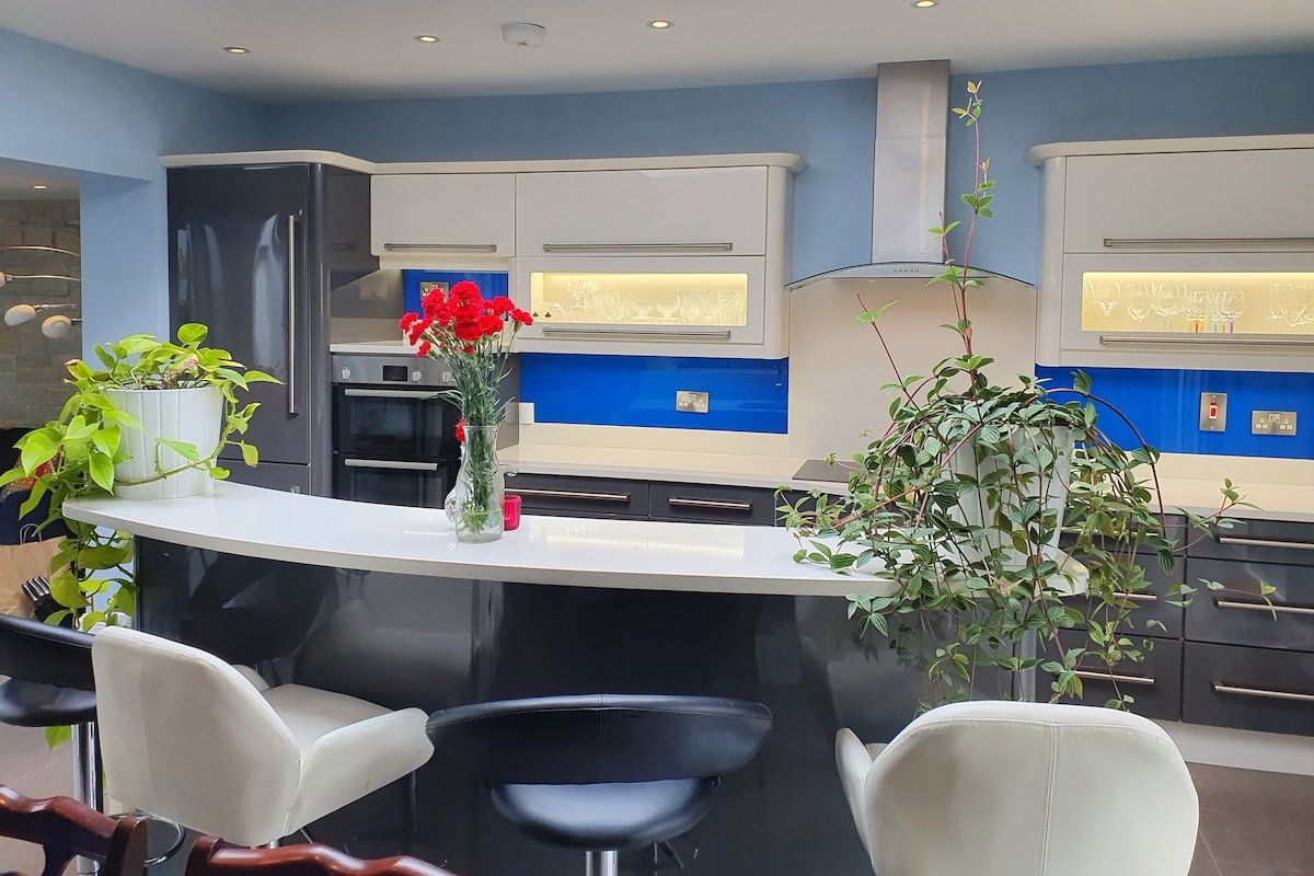 New Spacious Georgian House, Centrally Located! gallery image 2