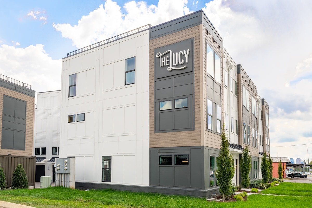 Nora & Nolan at the Lucy – Dual Homes + Hot Tub gallery image 3