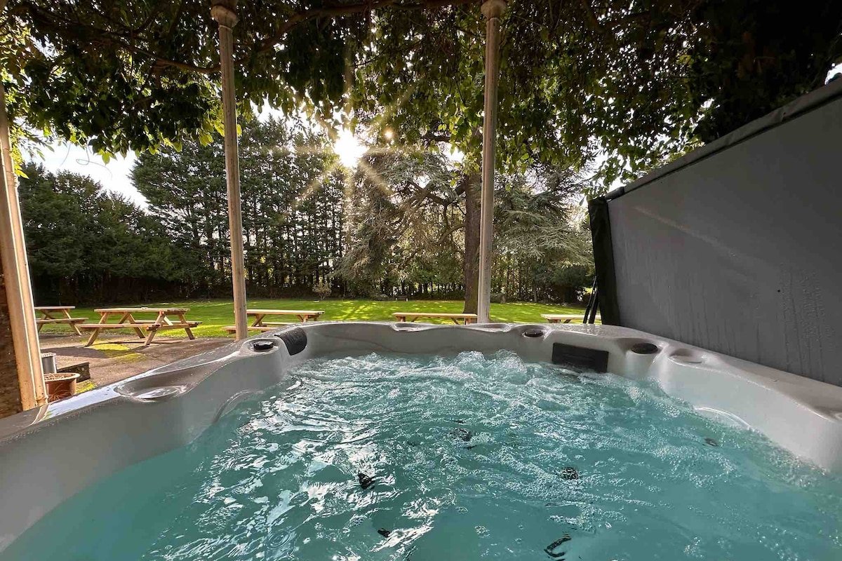 Entire Mansion 14 en suite bedrooms sleeps 34 gallery image 5