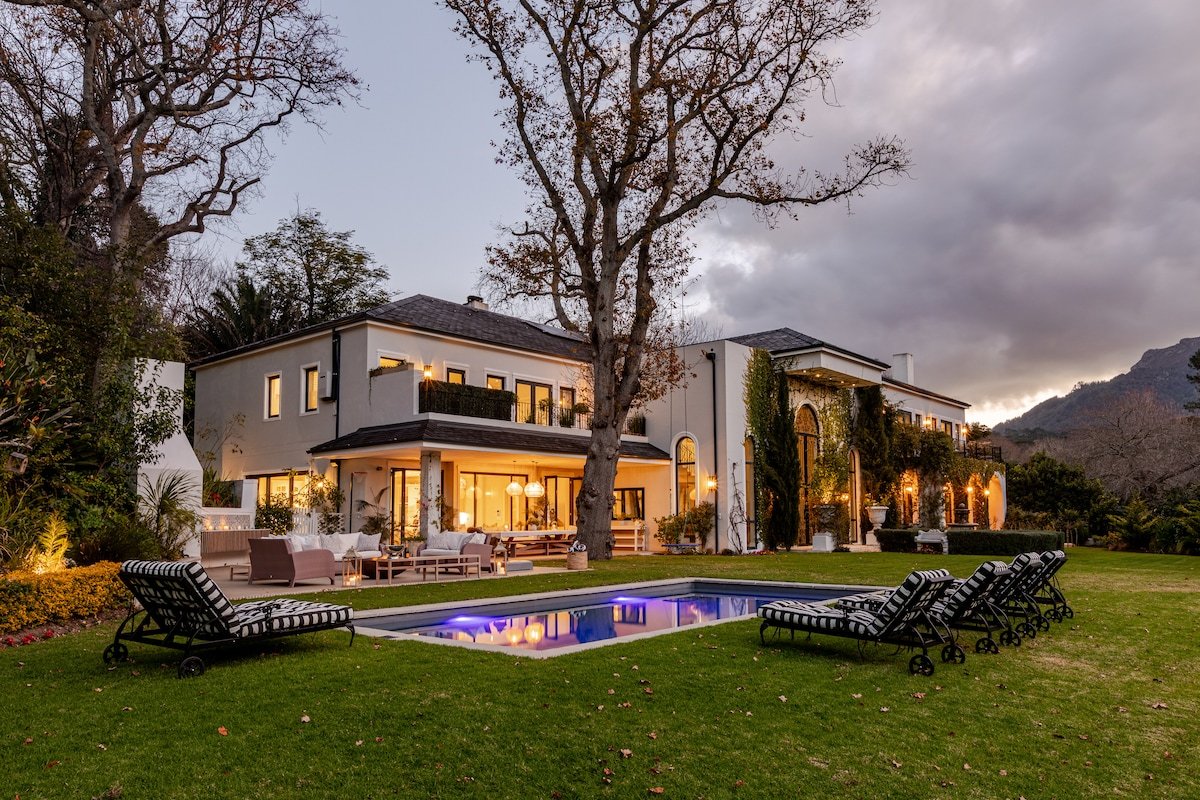 Luxurious 5-Bedroom Villa in Bishopscourt