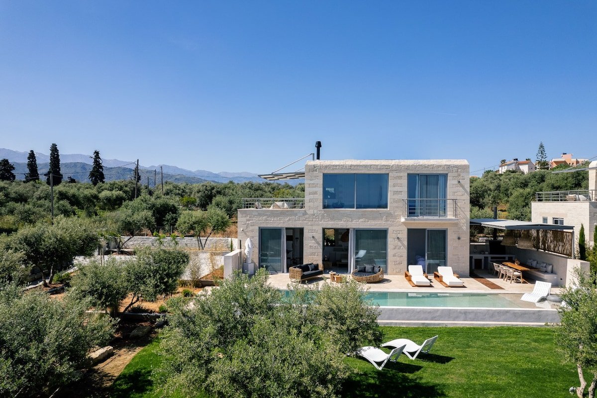 BRAND NEW Lux Villa*Heated SaltyPool*BBQ*SeaView gallery image 4