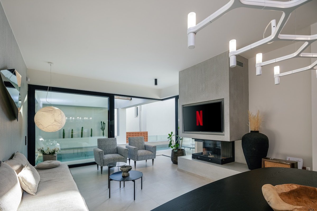 Upscale 3bd BBQ, Sauna, Steps to Beach & Amenities gallery image 4