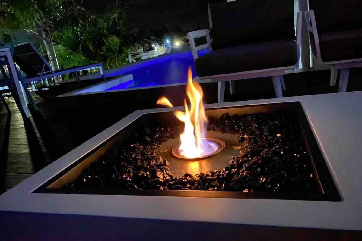 Pet Friendly & Solar Heated Pool- Canal front Home gallery image 3