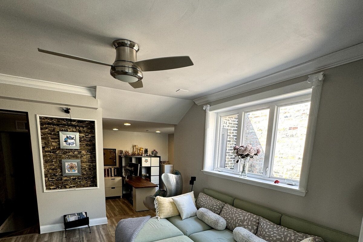 Luxury Lincoln Park Retreat 2BR 2LR Dublex gallery image 3