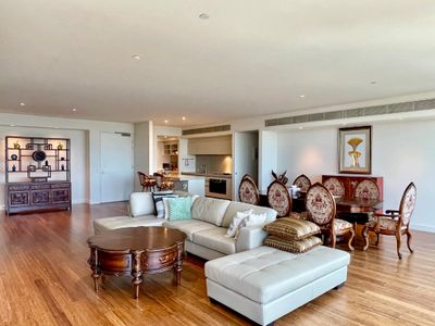 Spacious for 7pax. Crown & CBD. WiFi & Carpark