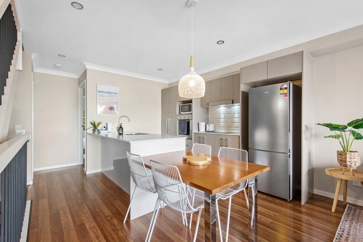 Spacious + Convenient! 3Bed/2.5Bath/1Car~Townhouse gallery image 5