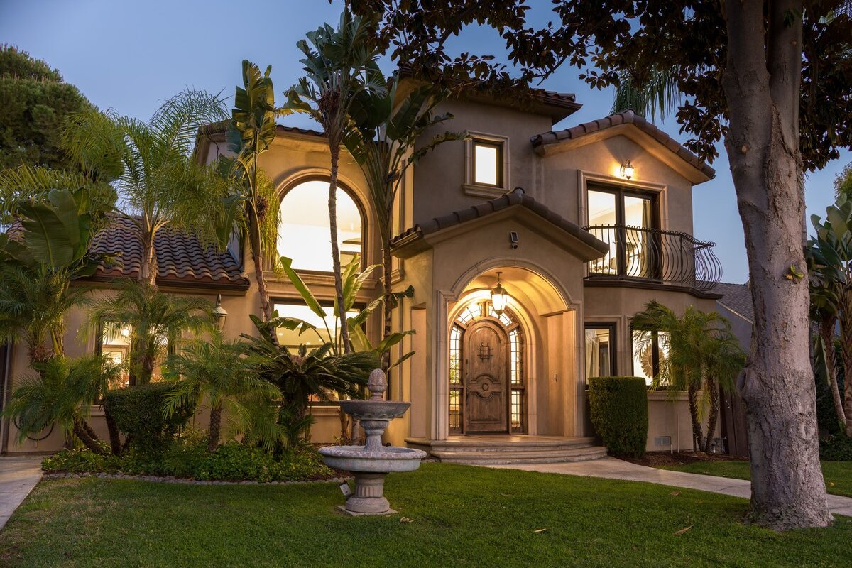 Stunning Mediterranean with pool, spa, bbq, gym. gallery image 5