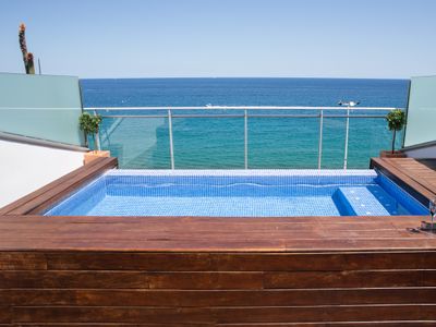 Luxury apartment in front of the sea