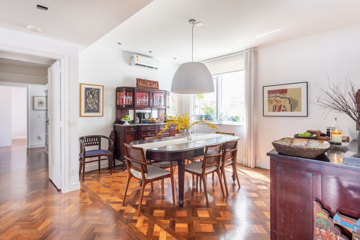 Colorful Art-Inspired Retro Chic Apartment gallery image 4