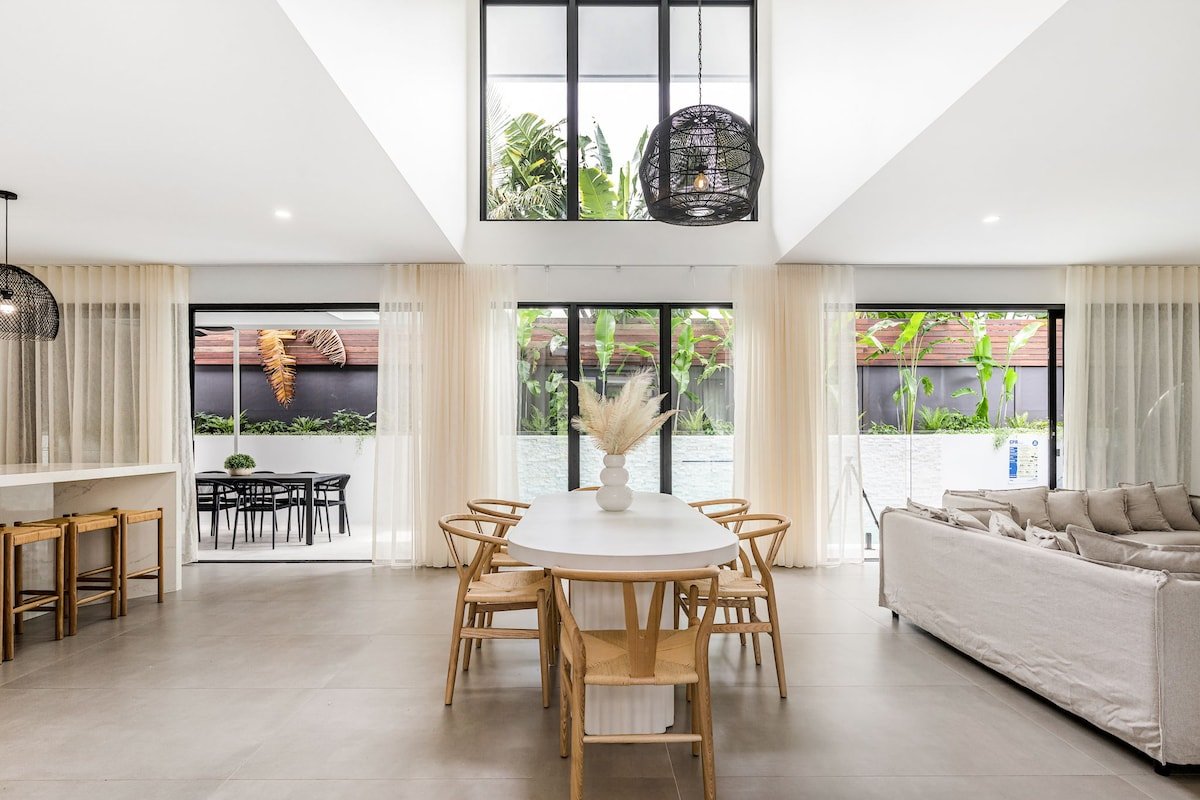 Poet’s Corner | 6 Bedroom | Heated Pool & Sauna gallery image 3