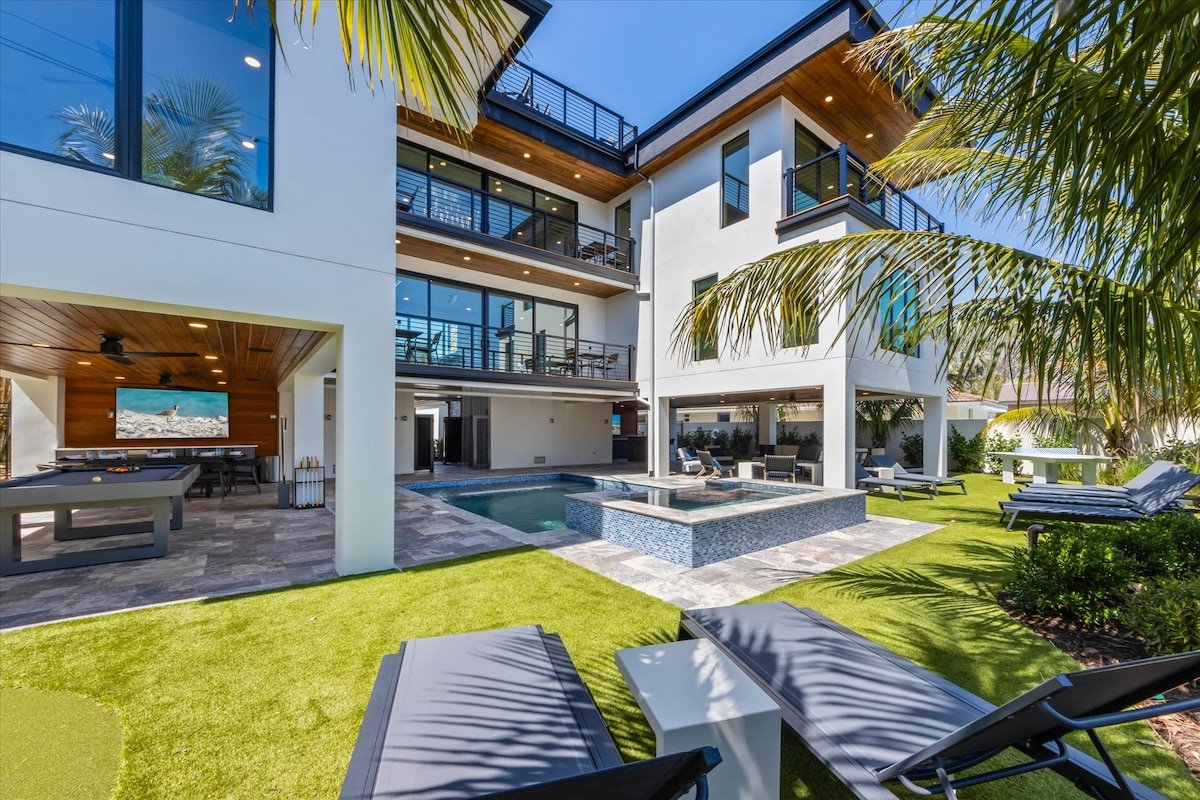 Lido Luxe Estate: Rental with Pool & Rooftop Deck