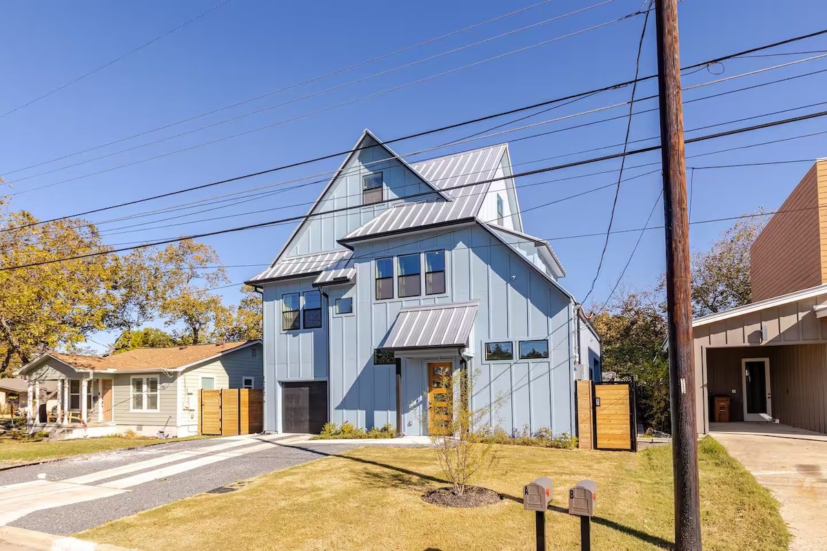 Modern Haven: Central Brand New Home w Heated Pool gallery image 5