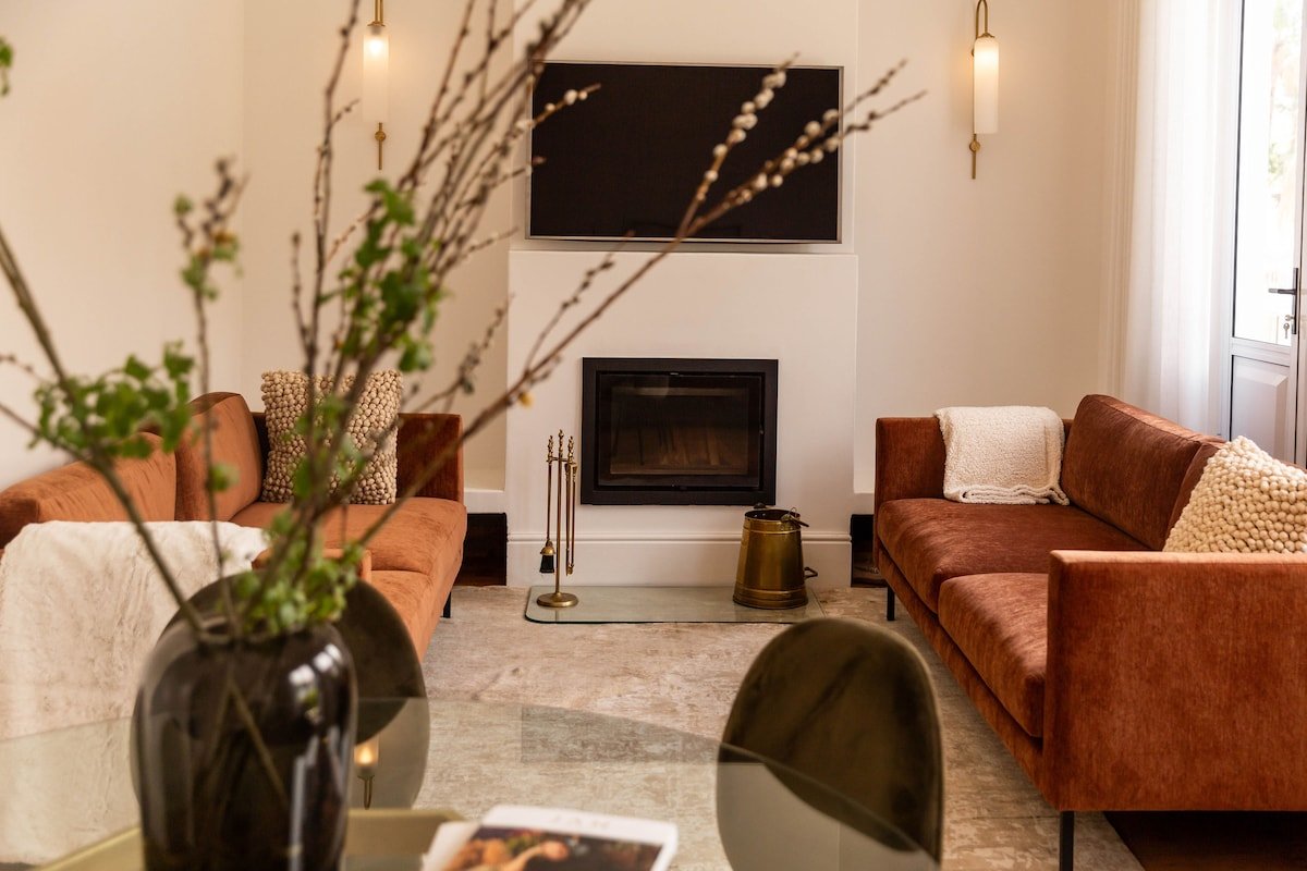 Designer Green Point Home, Backup Power & Pool gallery image 5