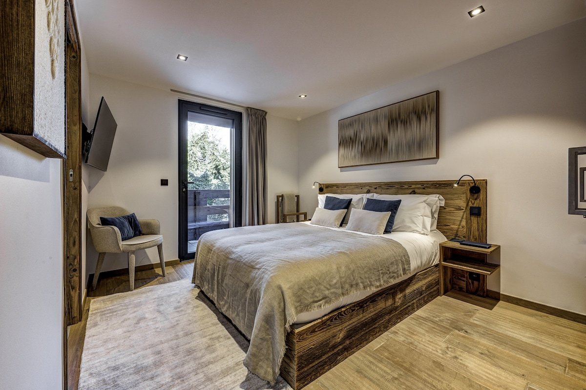 Quality Chalet with pastries & housekeeping daily gallery image 2