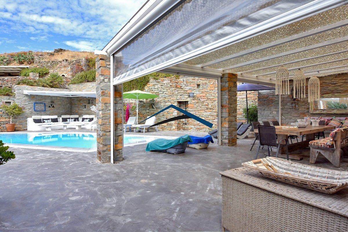 Fantastic villa with a pool and large outdoor area gallery image 2