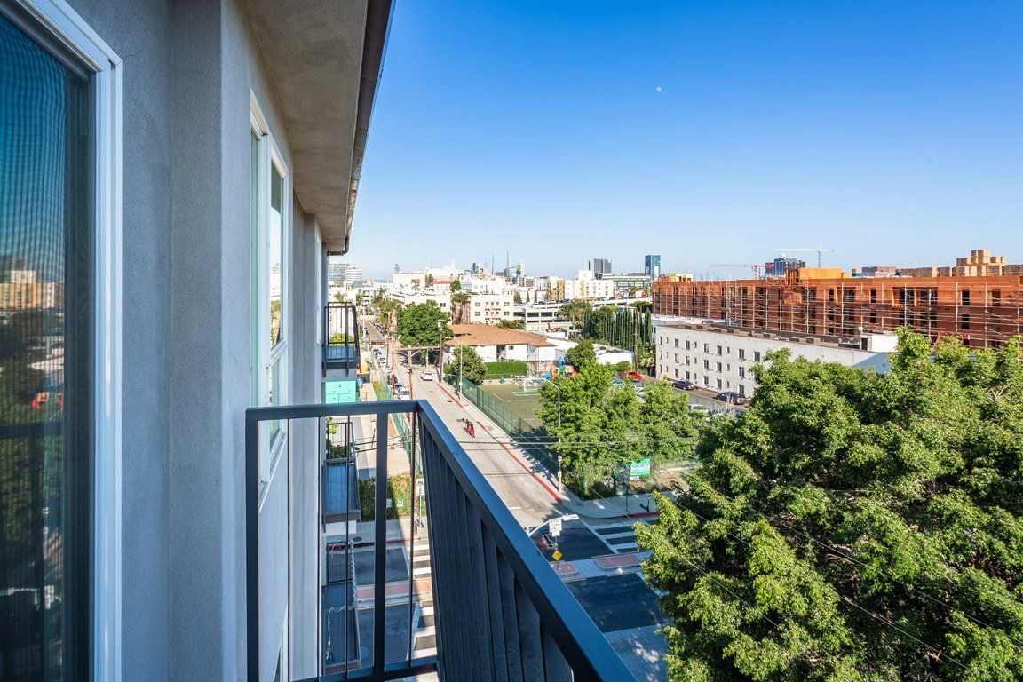 Spacious 4BR Retreat + Patio | Walk 99 Hollywood gallery image 3