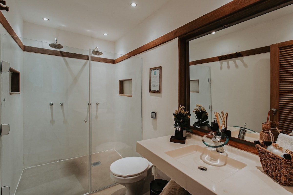 Bright 6bed Penthouse Seconds from Beach gallery image 4