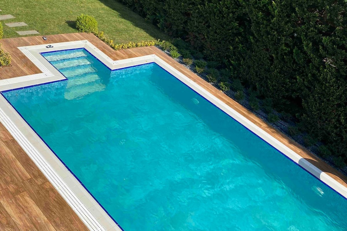 Havuz,bahçe ve tüm rahatlıklar kişiye özel alan gallery image 4