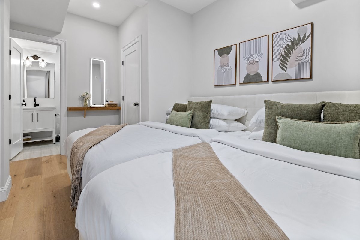 Boston Modern Lux | Subway | Family/Business Ready gallery image 5