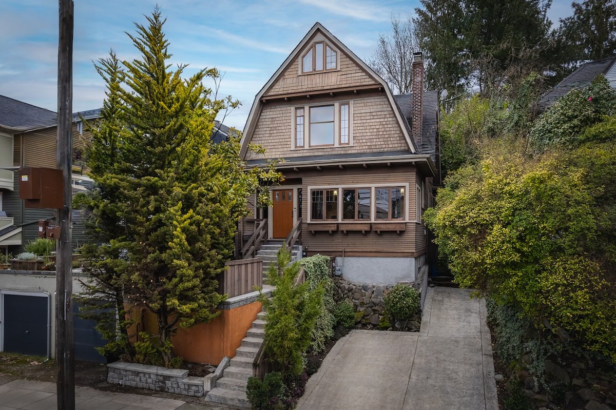 95/100 Walk Score! ~ Space Needle View ~Workout Rm gallery image 2