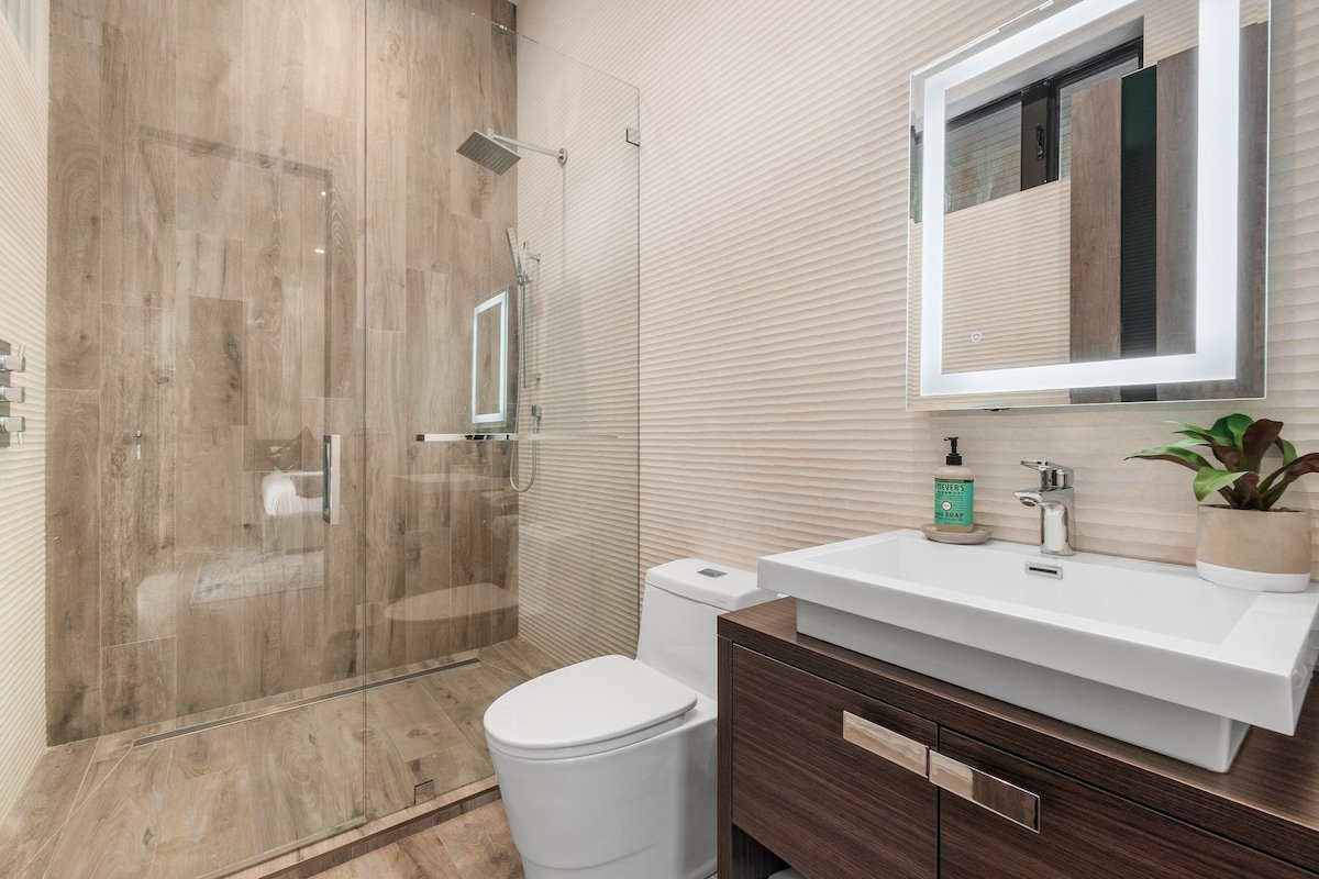 Beautiful Spacious Villa Tucked Away in the Hills gallery image 2