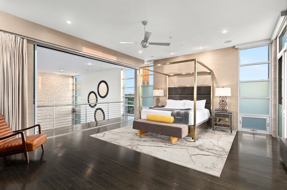 The George gallery image 2