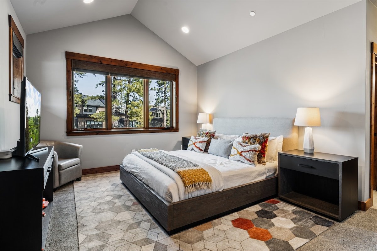 Modern Townhome with 3 King Suites, Near Northstar gallery image 3