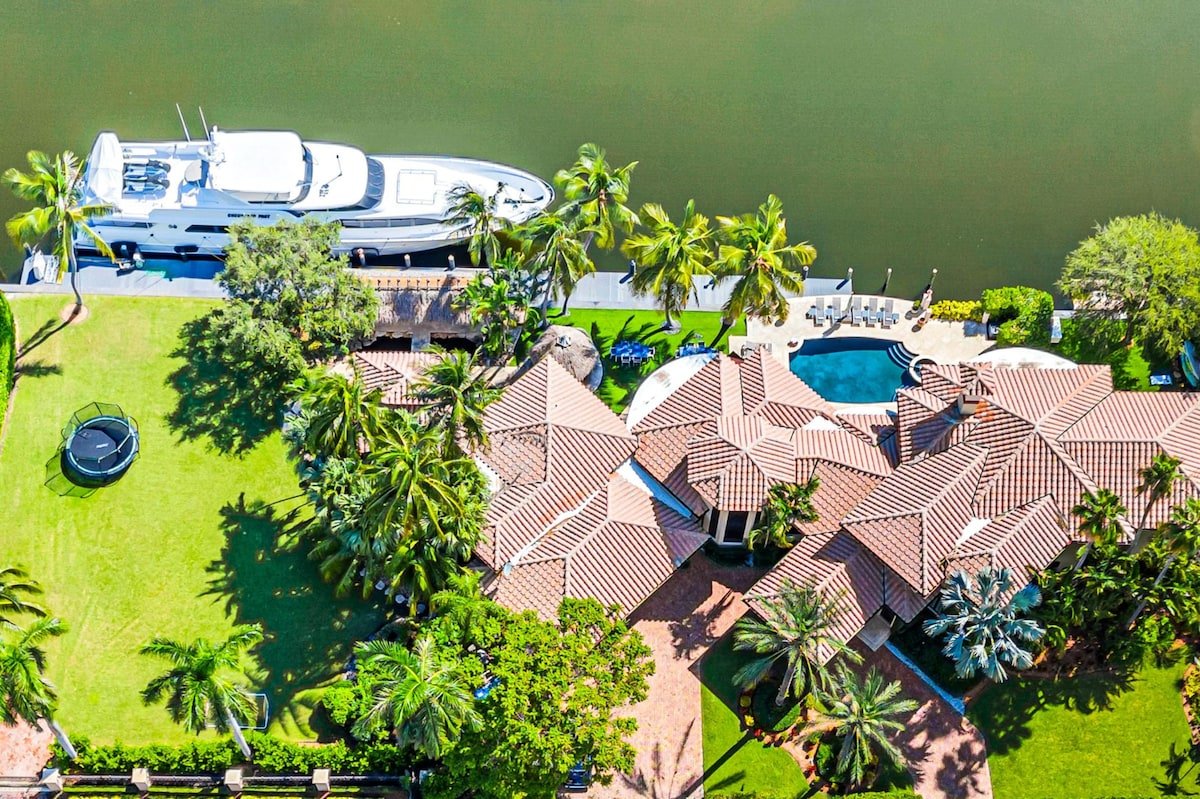 Majestic Waterfront Villa | Heated Pool |Royal Key gallery image 3