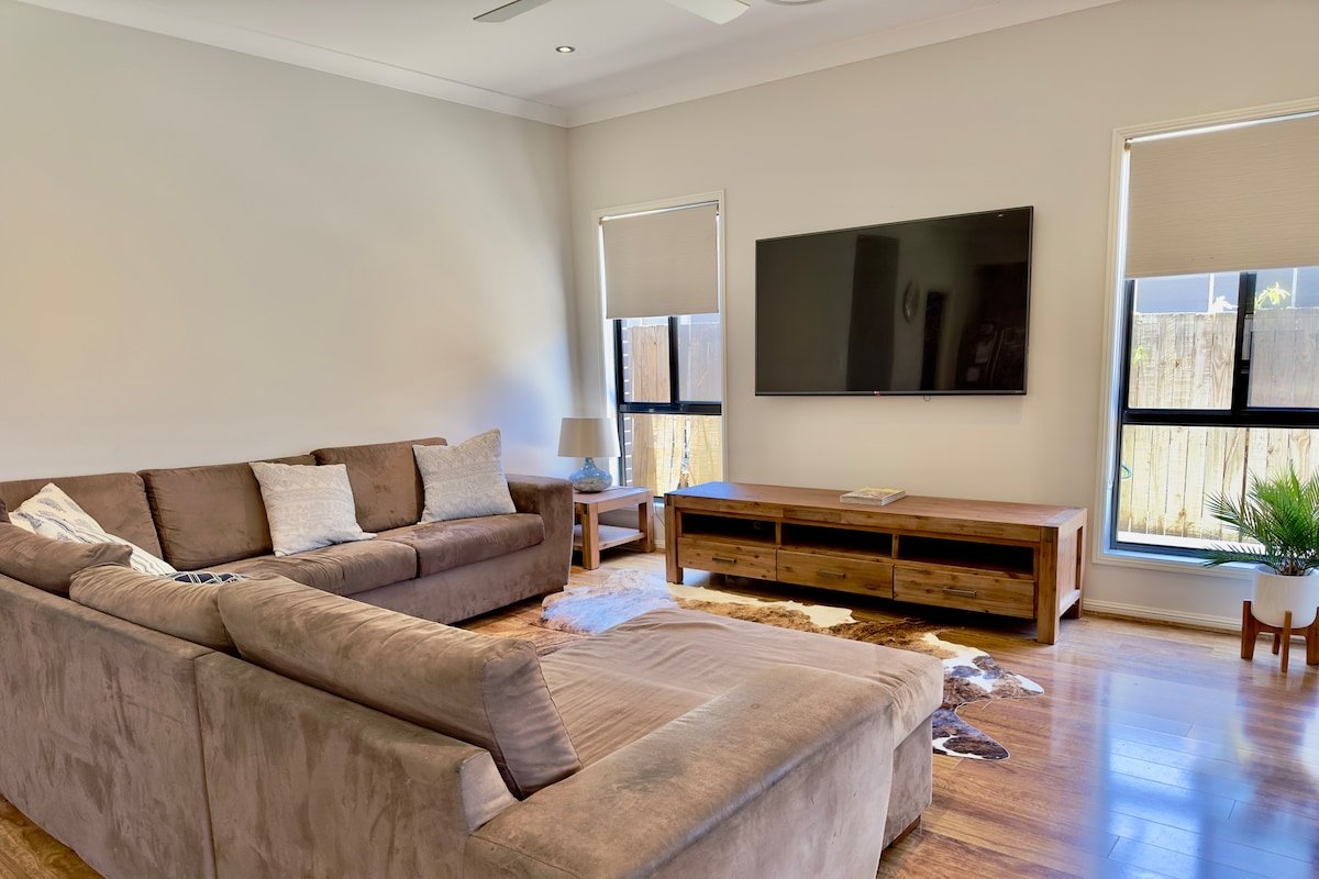 Modern 2 storey home by the bay gallery image 3