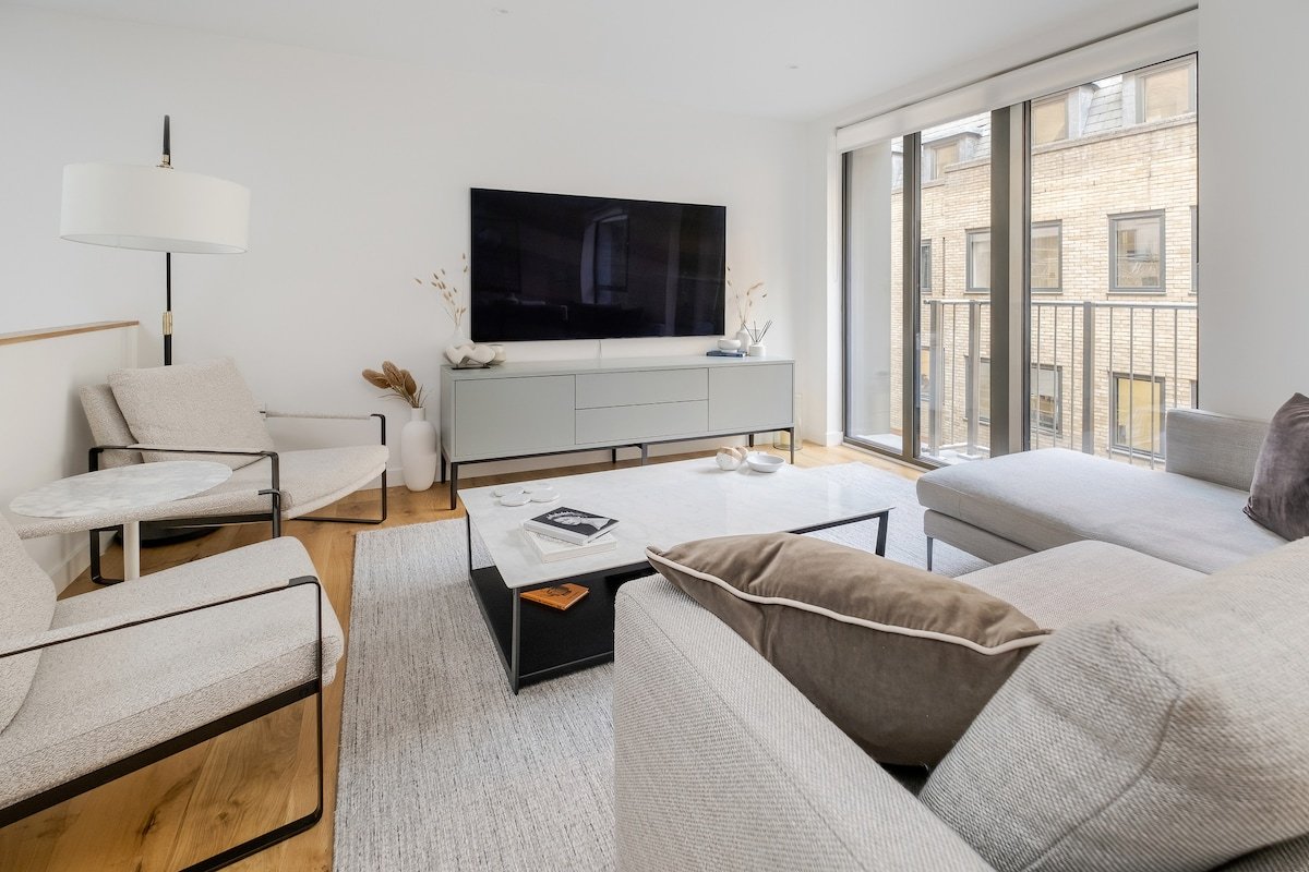 Stunning Townhouse with Gym and AC gallery image 2